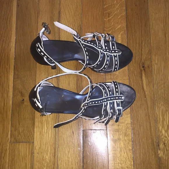 GUESS Women's Taxi Platform Sandal Black White 7 - Picture 2 of 6